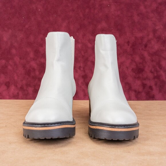 Journee Collection Women Vegan Offwhite Leather Chelsea Ankle Fashion Boots sz 9 - Picture 3 of 8